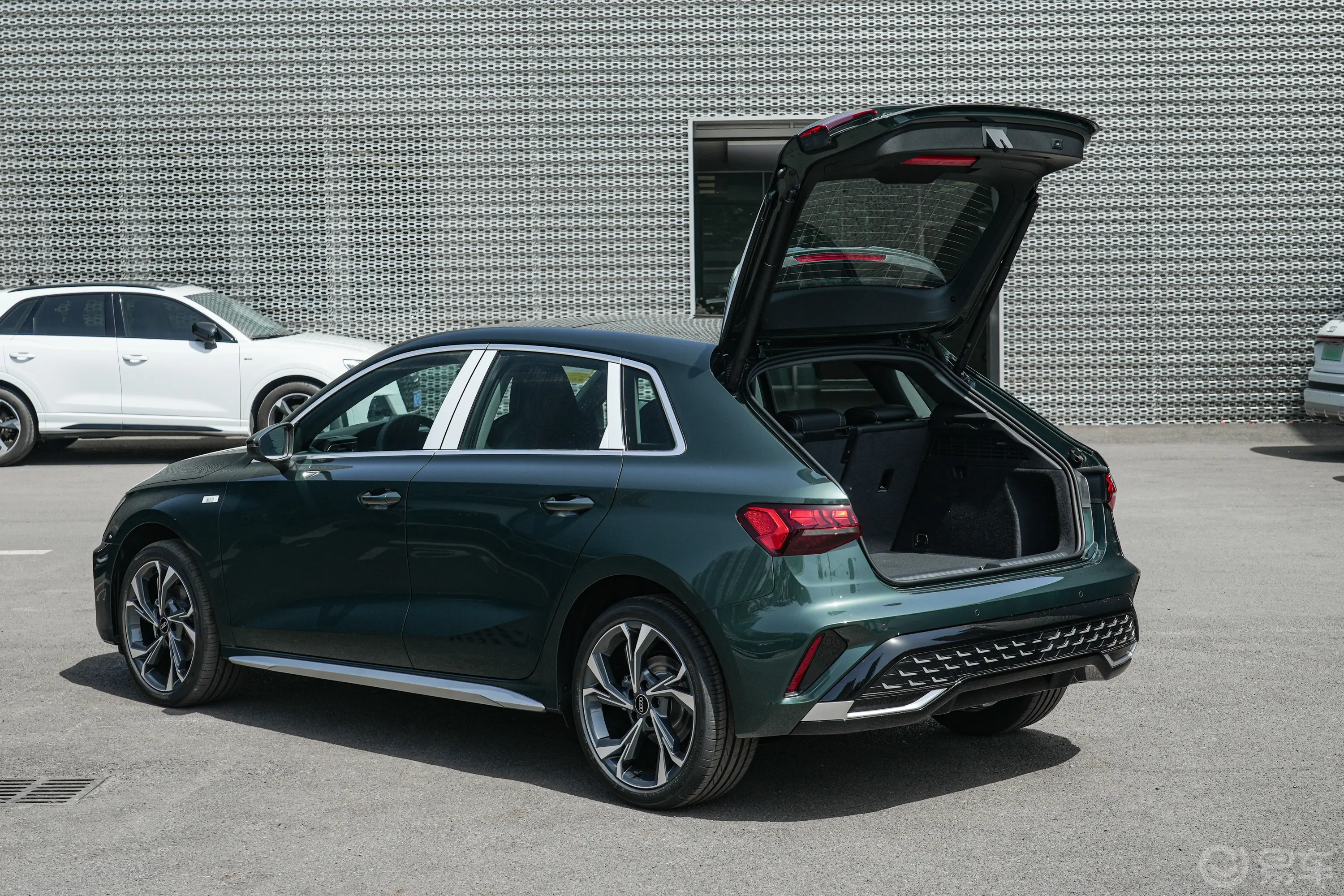 奥迪A3改款 Sportback 35TFSI 飞驰尊享型后备厢开启45度侧拍