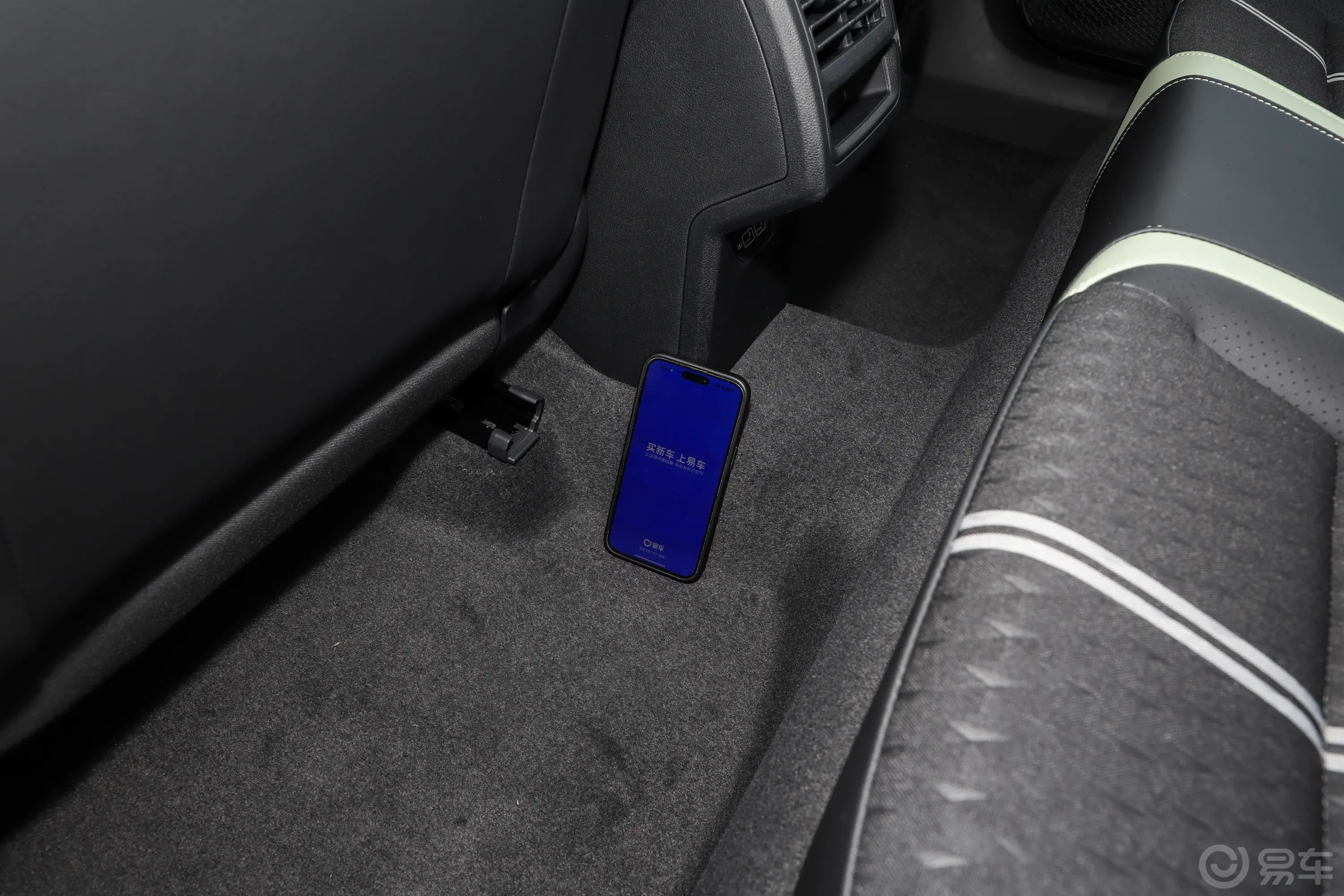 高尔夫改款 300TSI Pro后排地板中间位置