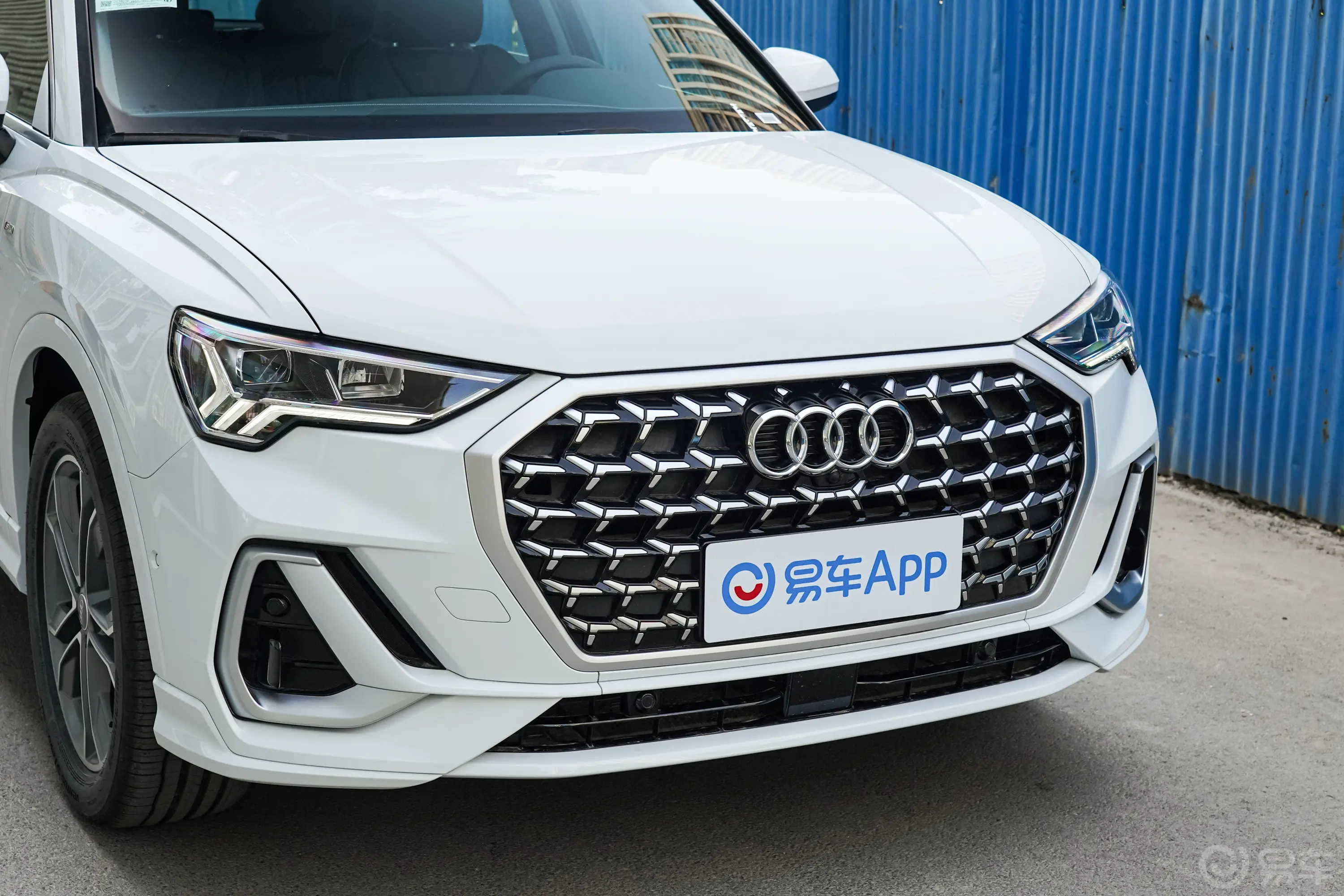奥迪Q3quattro45周年典藏版 40 TFSI 时尚动感型前格栅侧俯拍