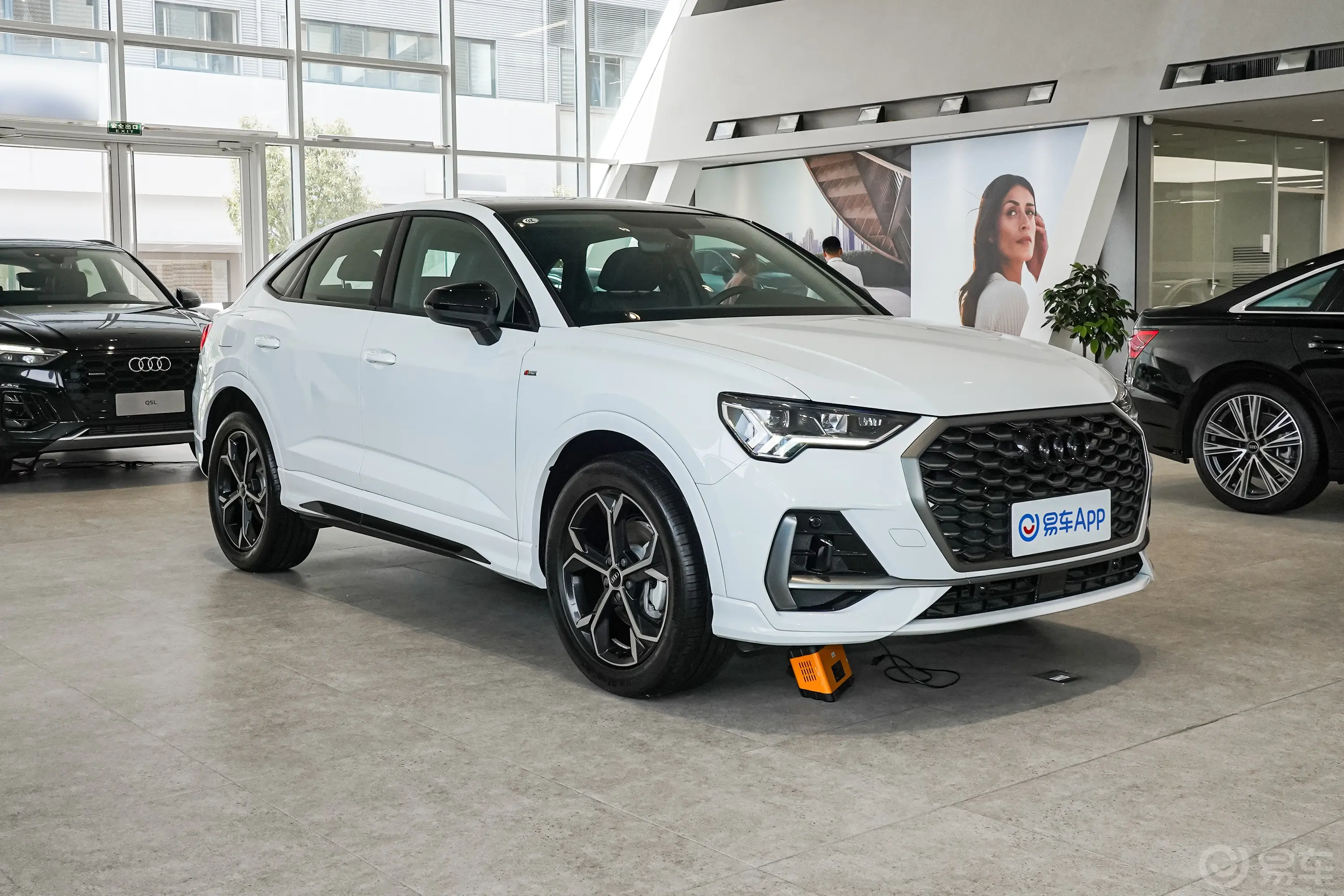奥迪Q3 Sportbackquattro45周年典藏版 40 TFSI 时尚型侧前45度车头向右水平
