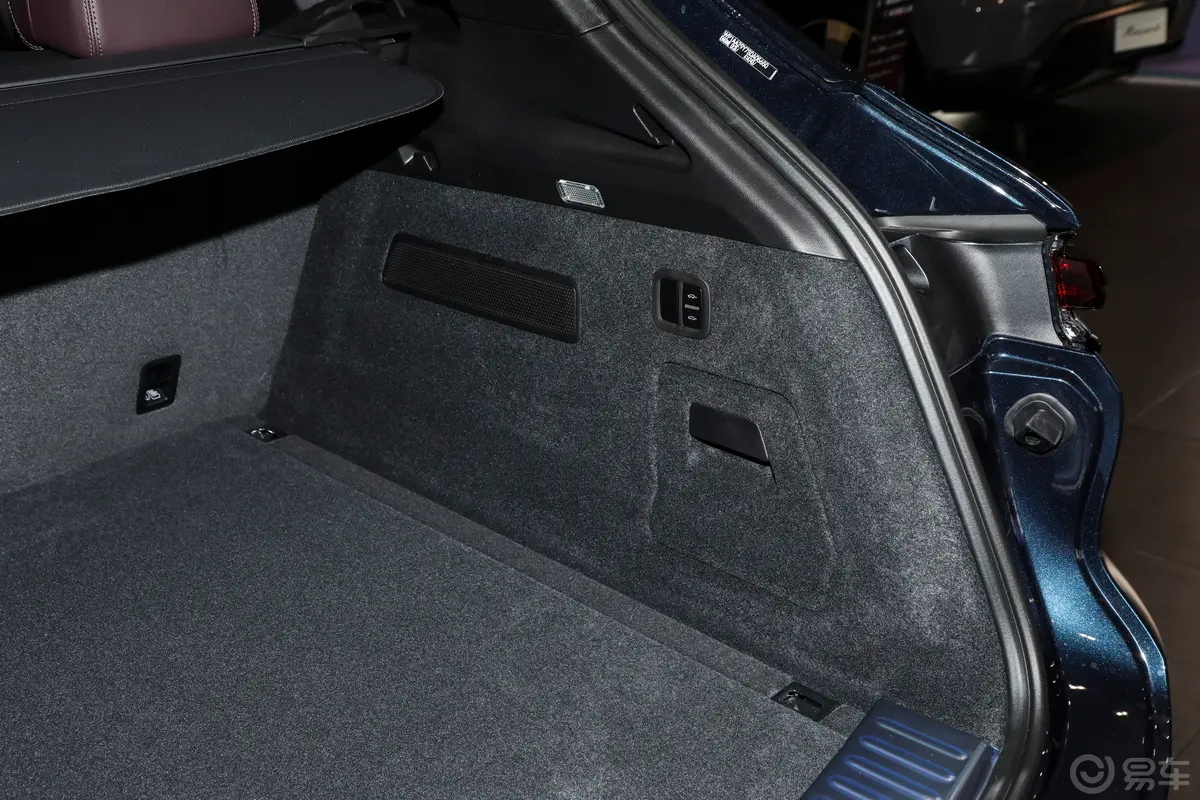 CayenneCayenne 3.0T 逐梦版后备厢