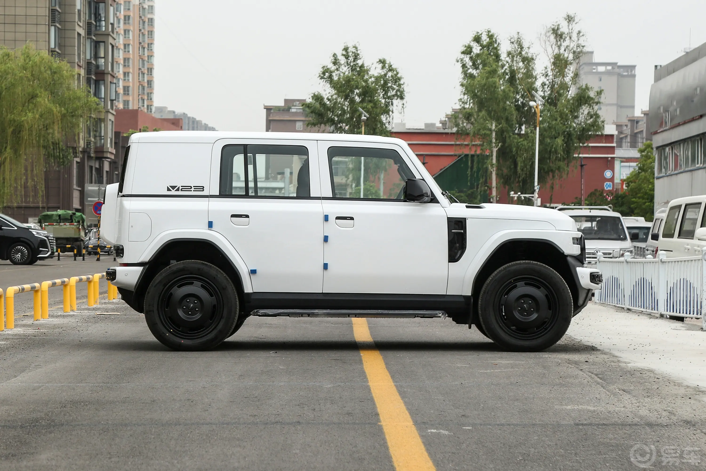 iCAR V23550km 后驱智驾版正侧车头向右水平
