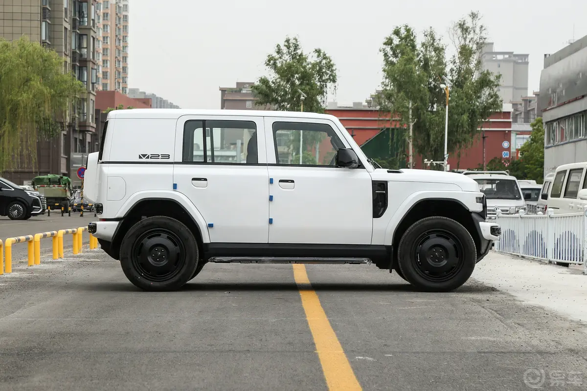 iCAR V23550km 后驱智驾版正侧车头向右水平