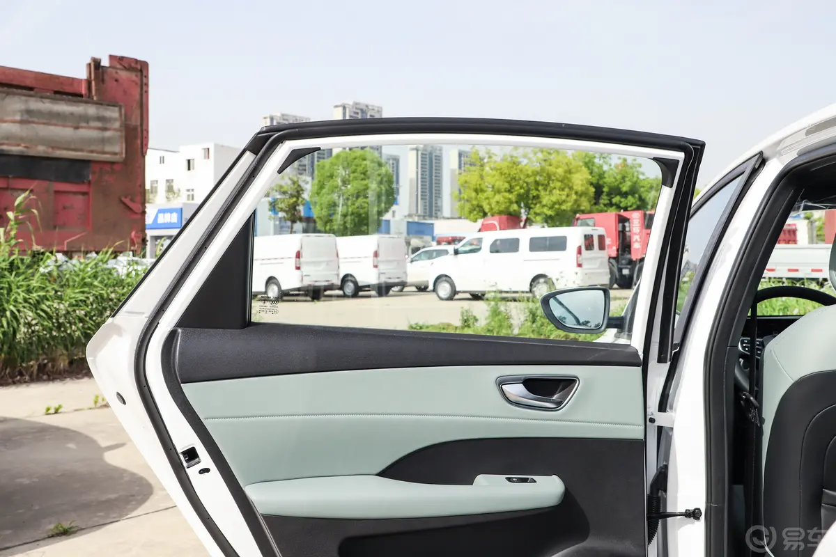 荣威D6520km 尊享版后排侧窗遮阳帘