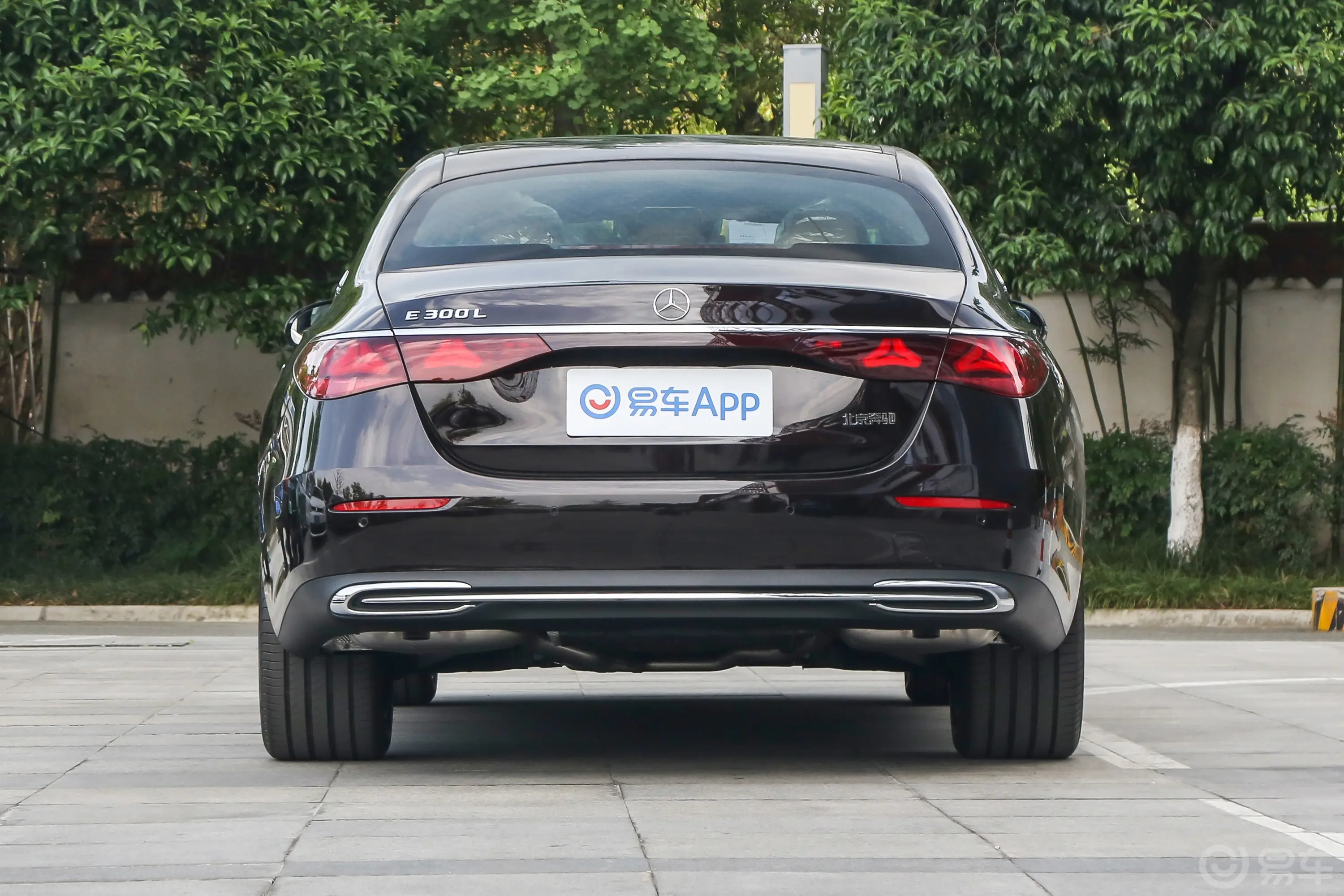 奔驰E级改款 E 300 L 时尚型正后水平