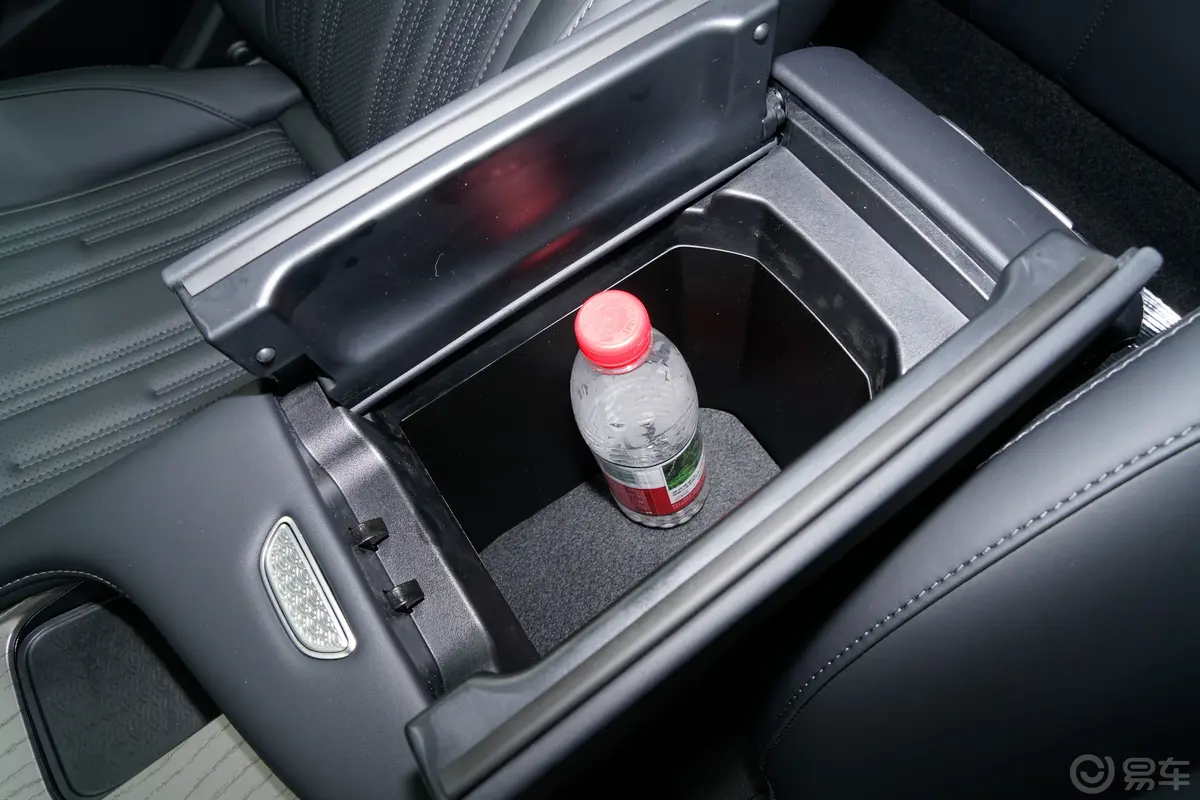 风云A81.5L 70km 高配版前排扶手箱储物格