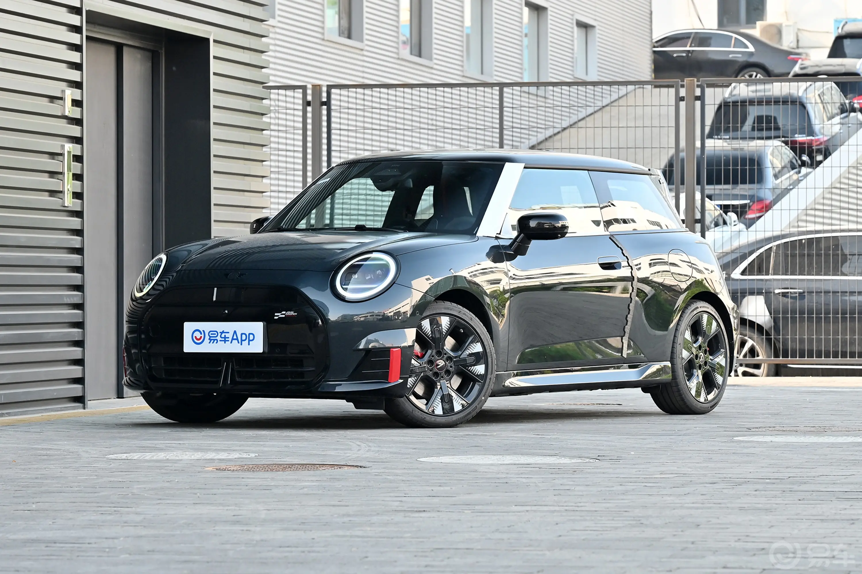 电动MINI JCW412km JOHN COOPER WORKS侧前45度车头向左水平