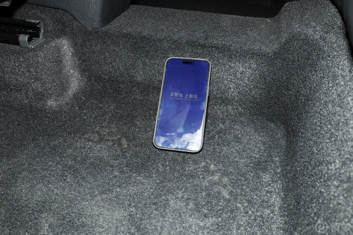 途观LPro 380TSI 两驱R-Line智领版后排地板中间位置