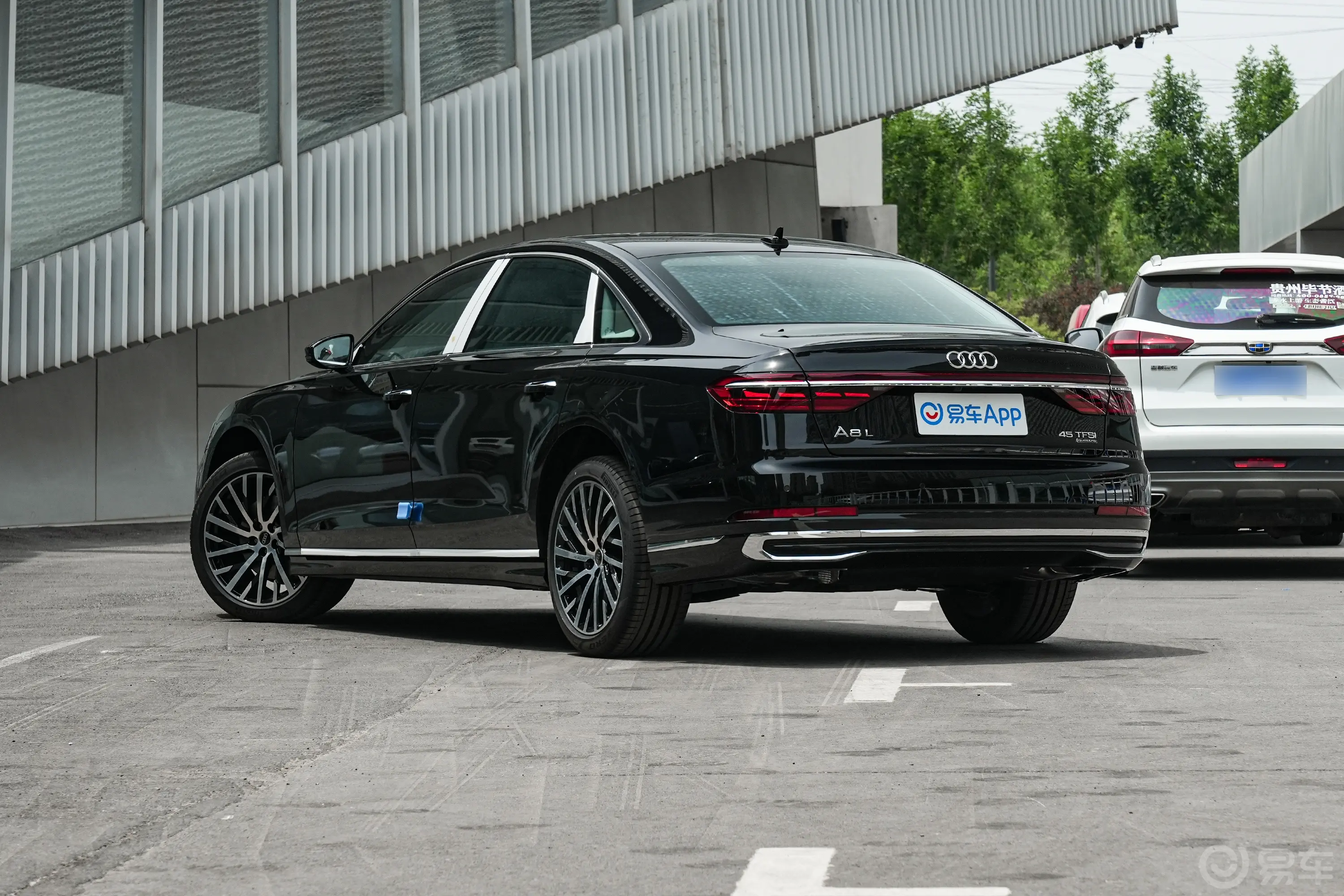 奥迪A8改款 A8L 45 TFSI quattro 豪华型侧后45度车头向左水平