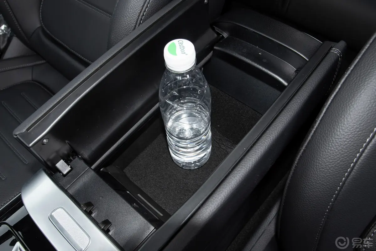 奔驰C级改款 C 260 L 4MATIC 运动版前排扶手箱储物格