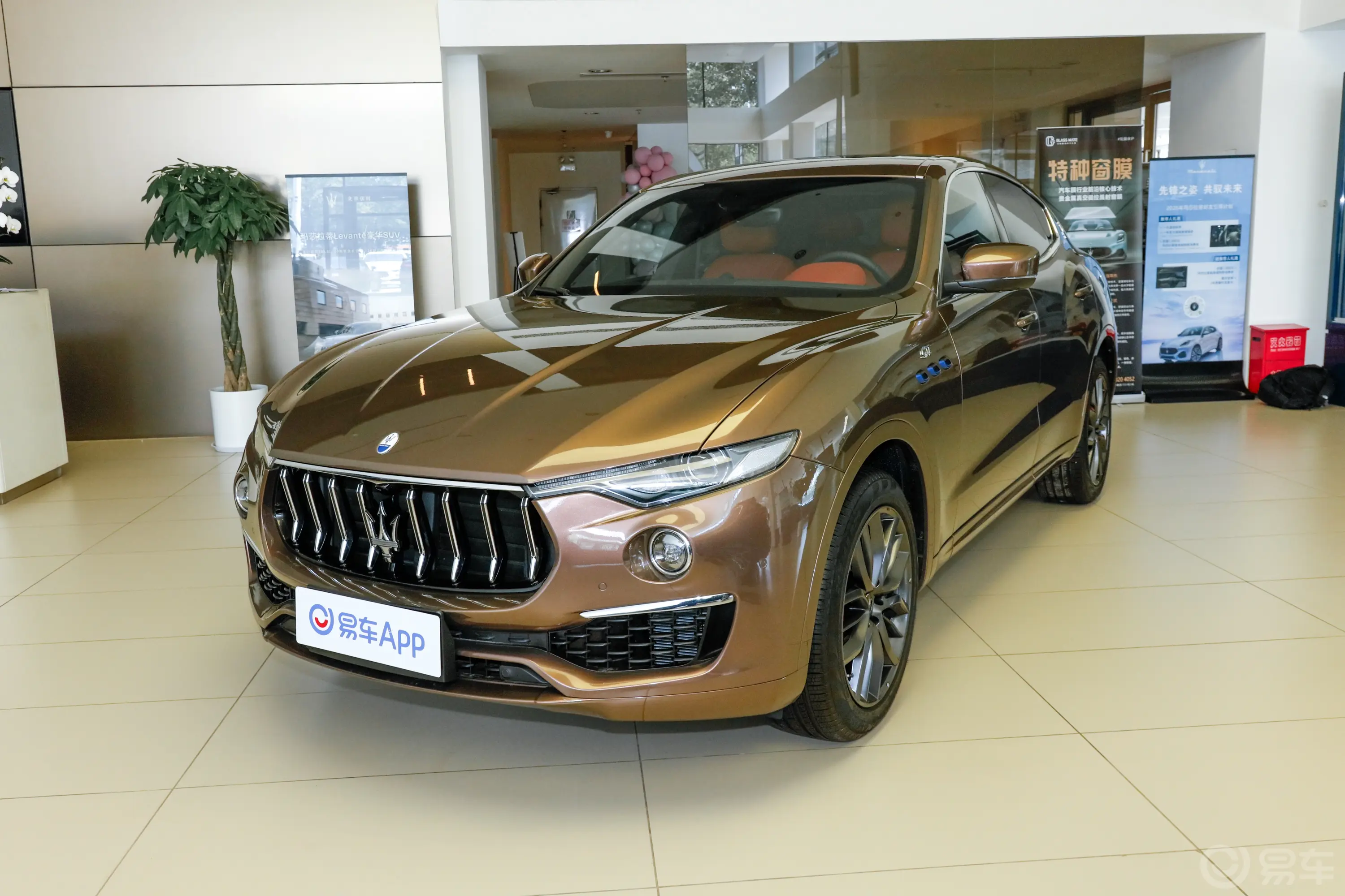 Levante2.0T GT锋芒版侧前45度车头向左水平