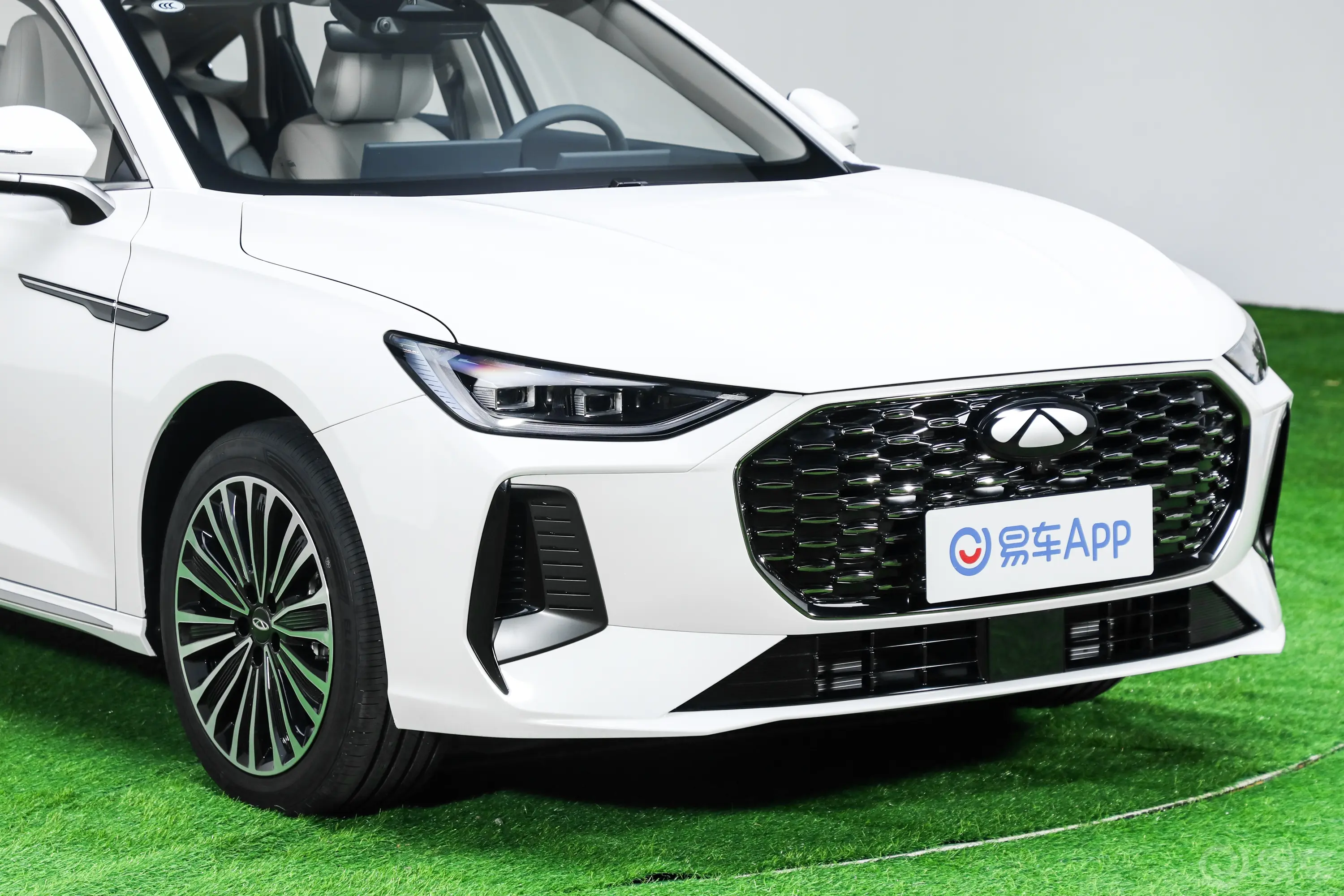 风云A8L1.5T 145km 豪华型前格栅侧俯拍