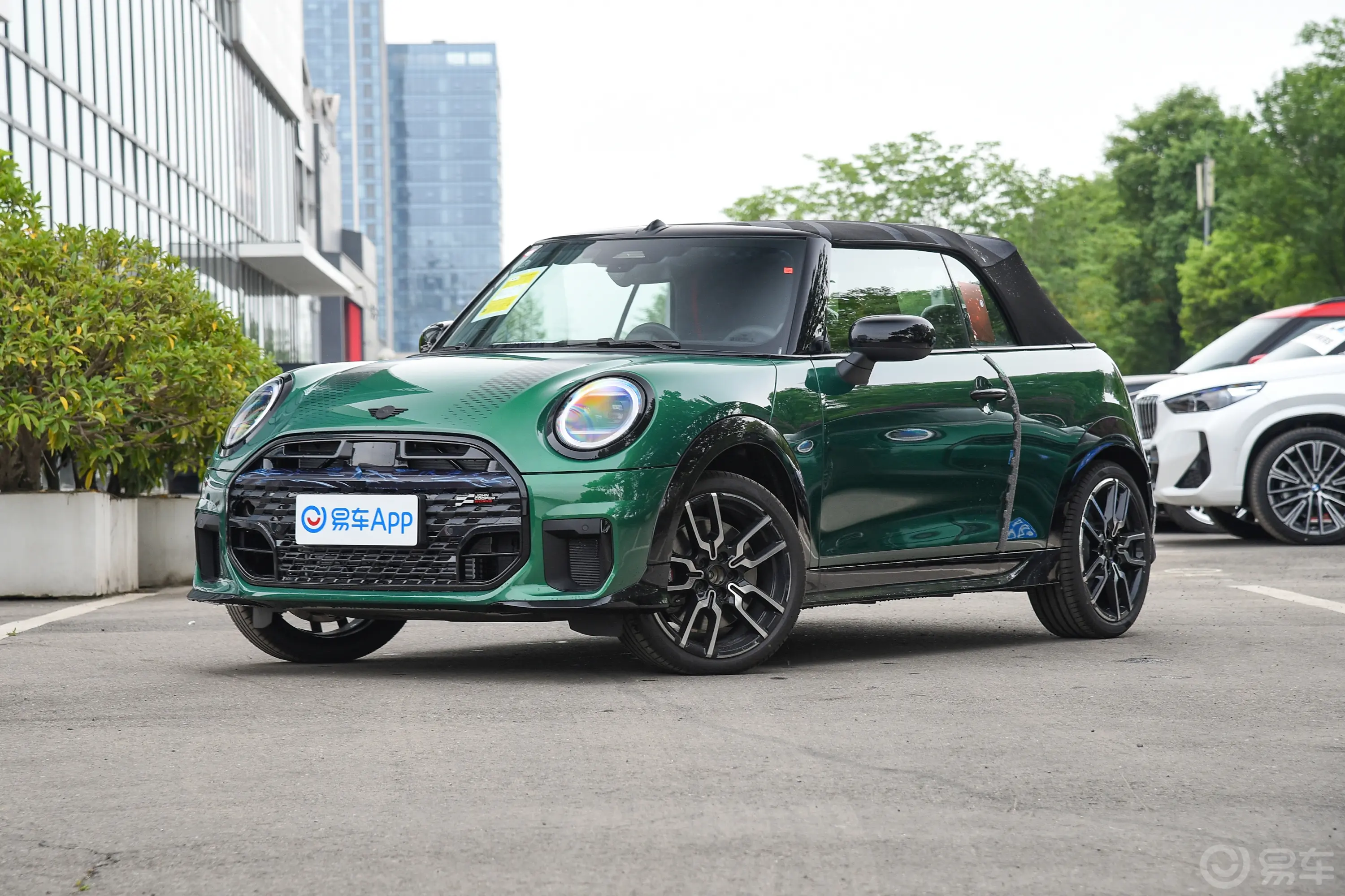 MINI CABRIO2.0T COOPER S CABRIO 赛车手侧前45度车头向左水平