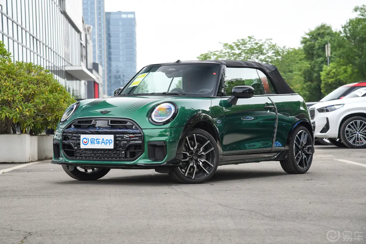 MINI CABRIO2.0T COOPER S CABRIO 赛车手侧前45度车头向左水平