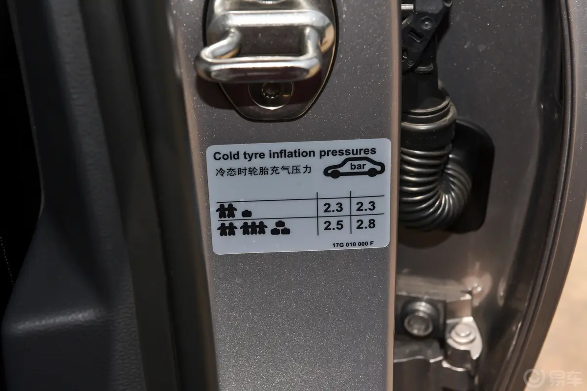 速腾改款2 300TSI 双离合超越版胎压信息铭牌