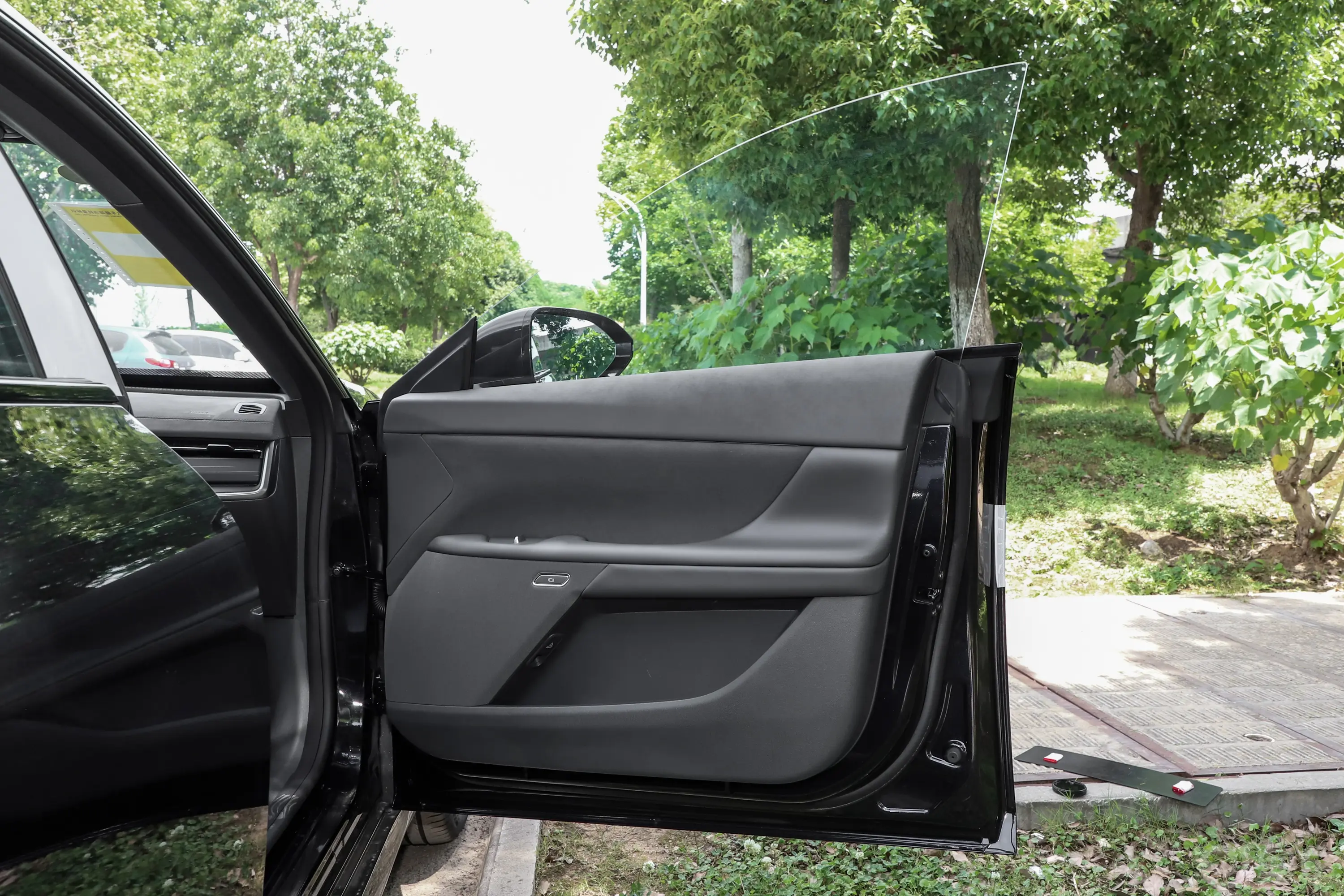 eπ007纯电版 650km 后驱Pro领航版副驾侧前车门
