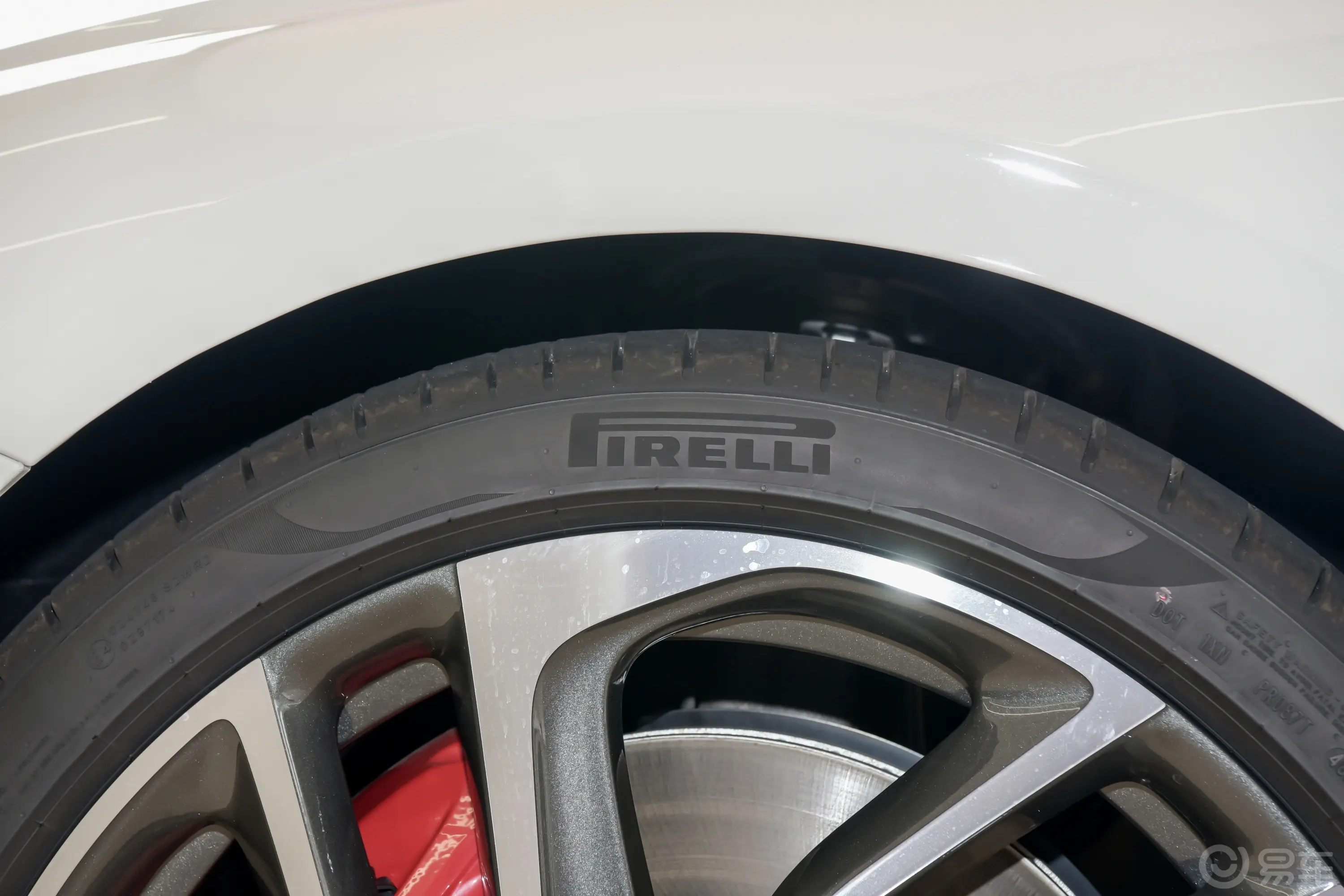 欧陆 插电混动GT 4.0T 81km 极致版前轮胎品牌