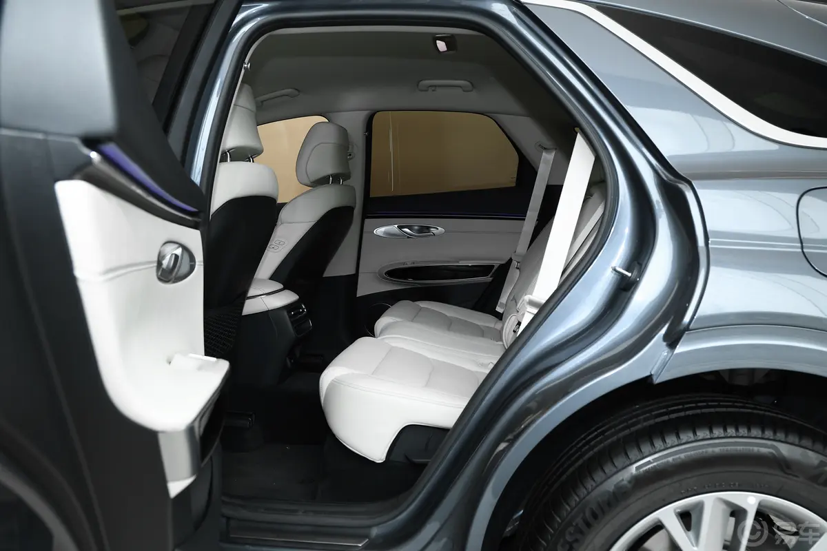 捷尼赛思GV702.5T 两驱豪华锋雅套件版后排空间