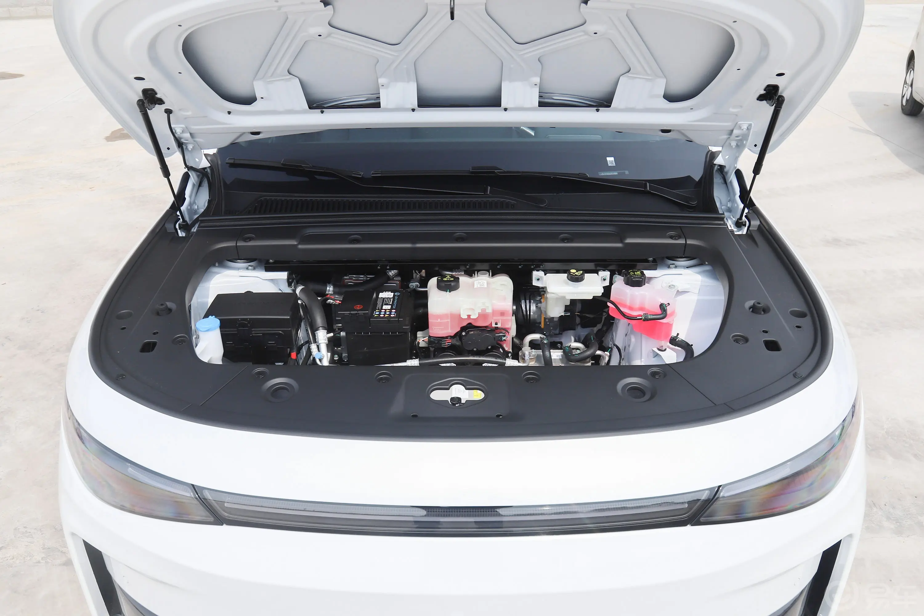 零跑C10纯电版 605km 605激光雷达版前舱整体