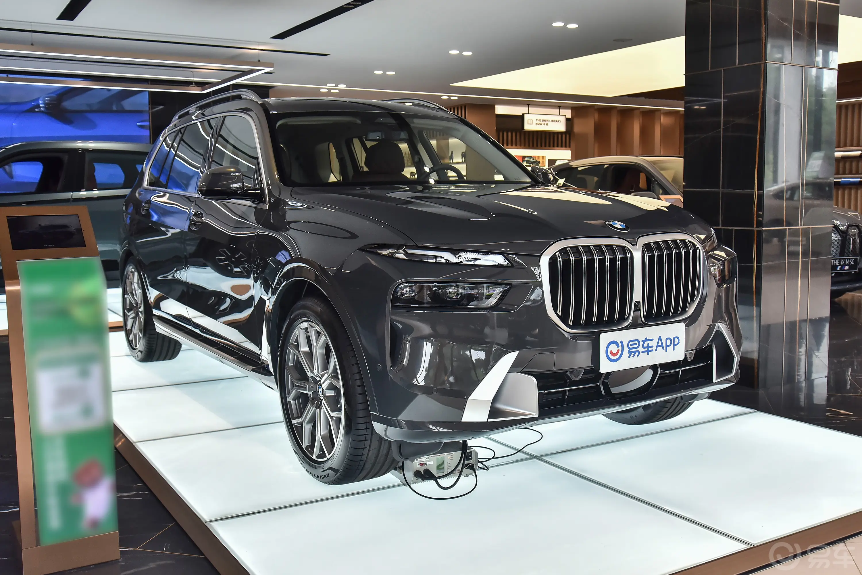 宝马X7xDrive40i 领先型 豪华套装侧前45度车头向右水平