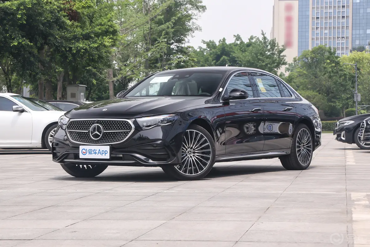 奔驰E级改款 E 300 L 运动尊贵型侧前45度车头向左水平