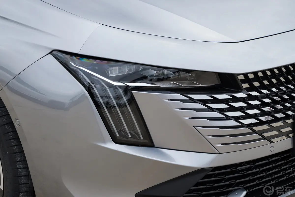 标致508L400THP 驭享旗舰版大灯侧45度俯拍