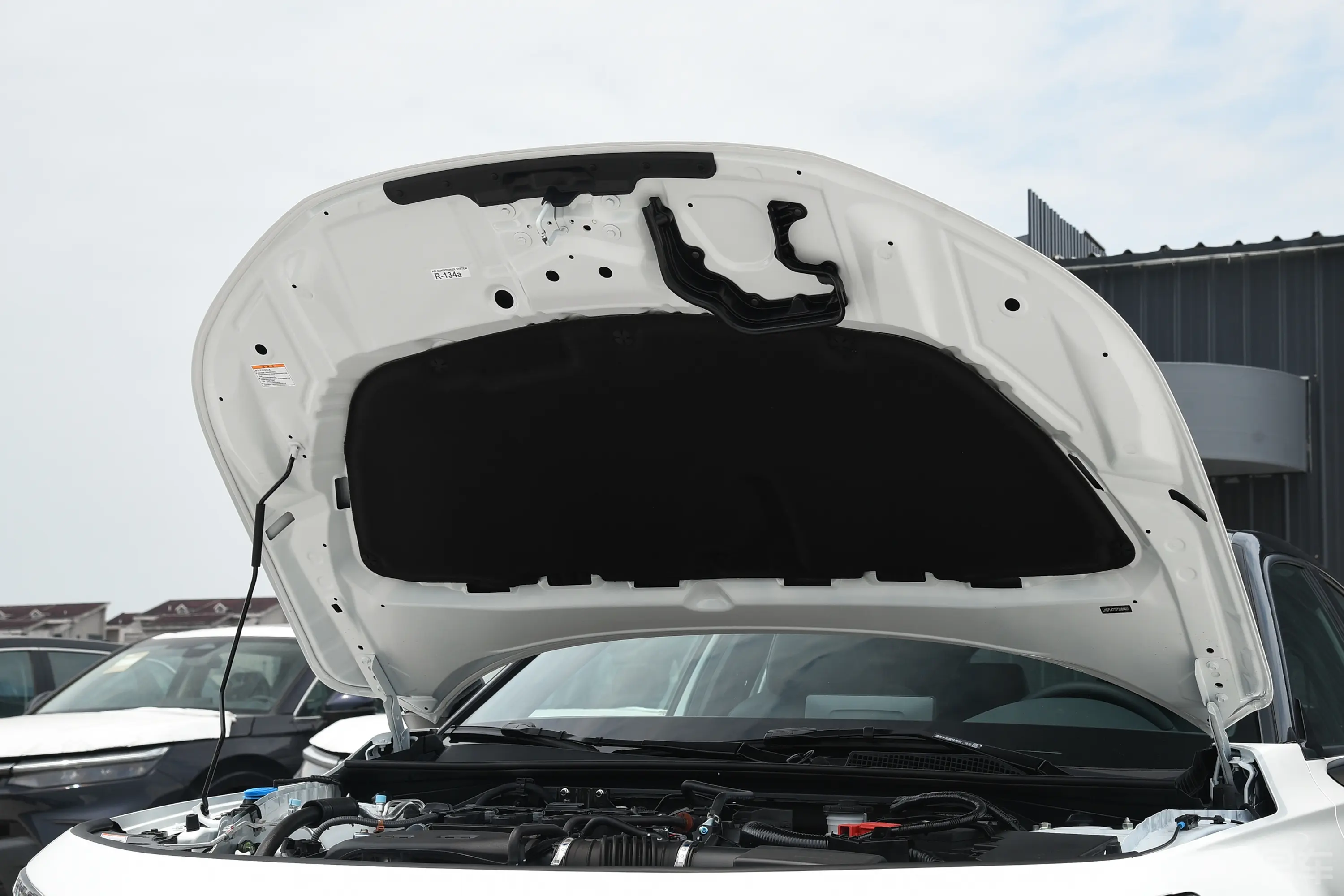 型格HATCHBACK 240TURBO 手动冠军版前舱盖内侧
