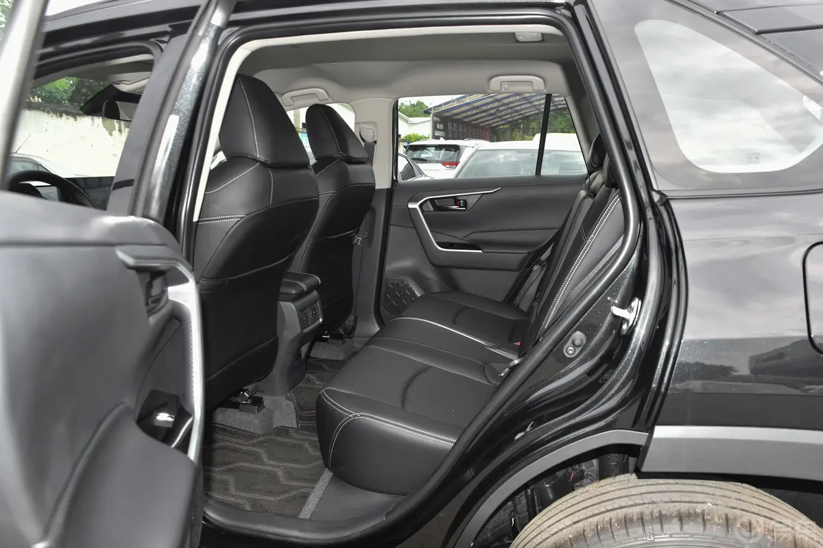 RAV4荣放2.0L 两驱探野版后排