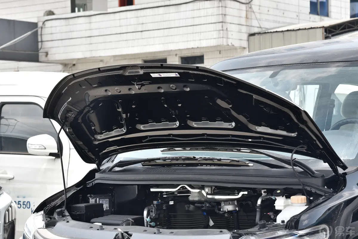 菱智M5 1.6L 实用型 5座前舱盖内侧
