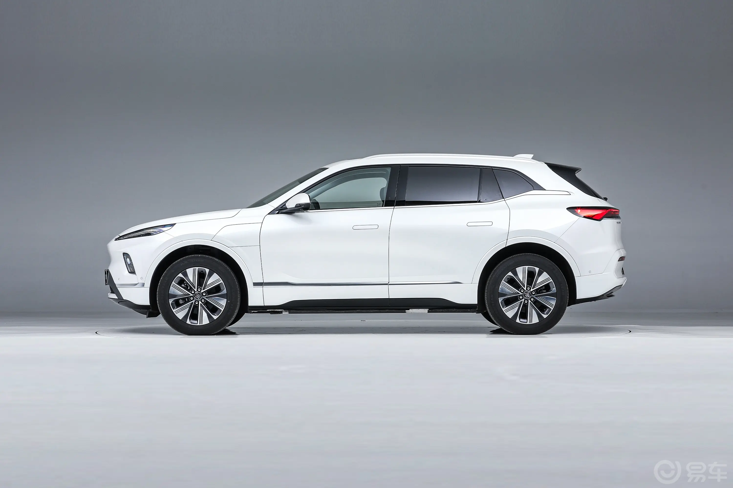 别克E5620km 尊享版正侧车头向左水平