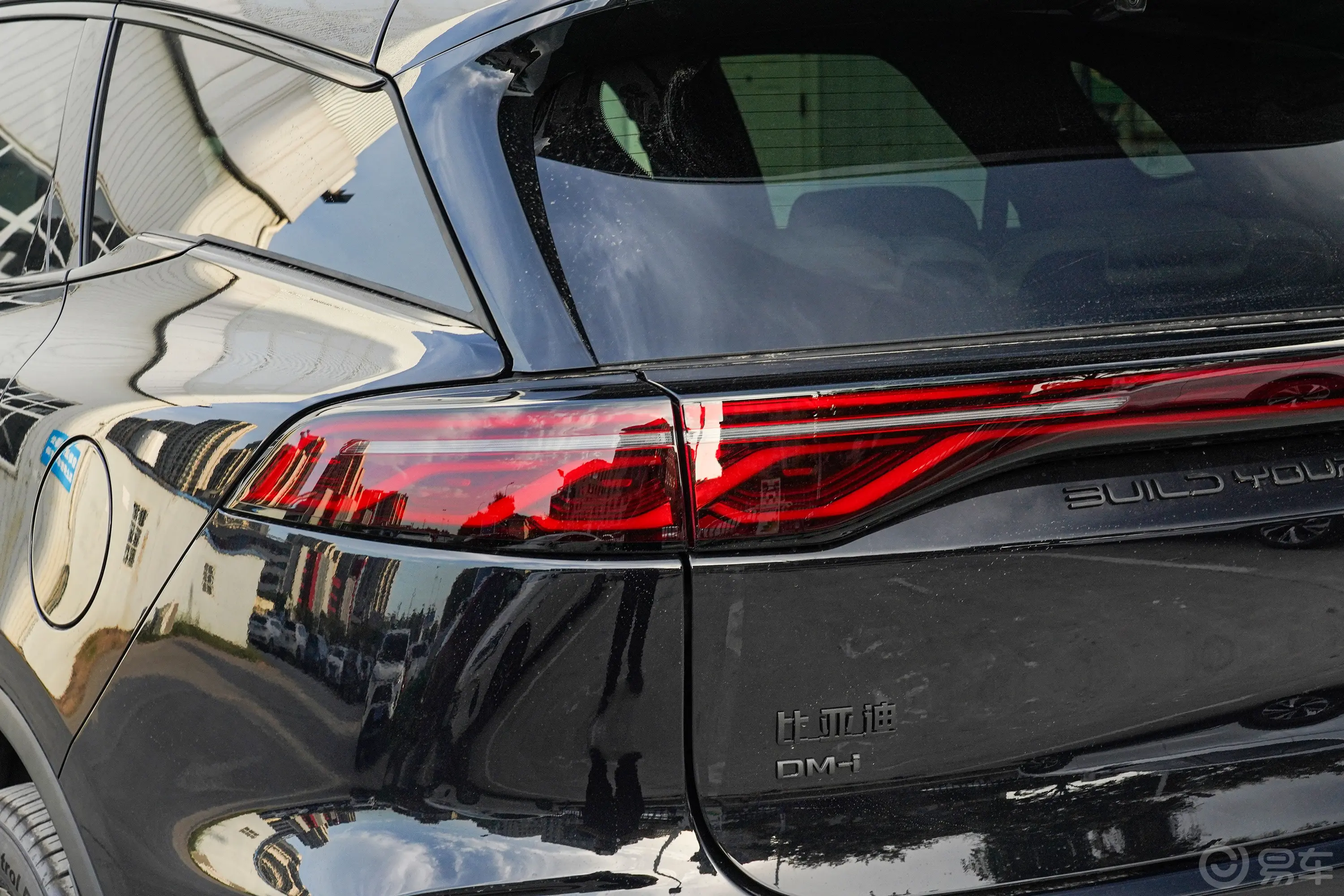 唐DM-i 智驾版 1.5T 175km 尊贵型尾灯侧45度俯拍