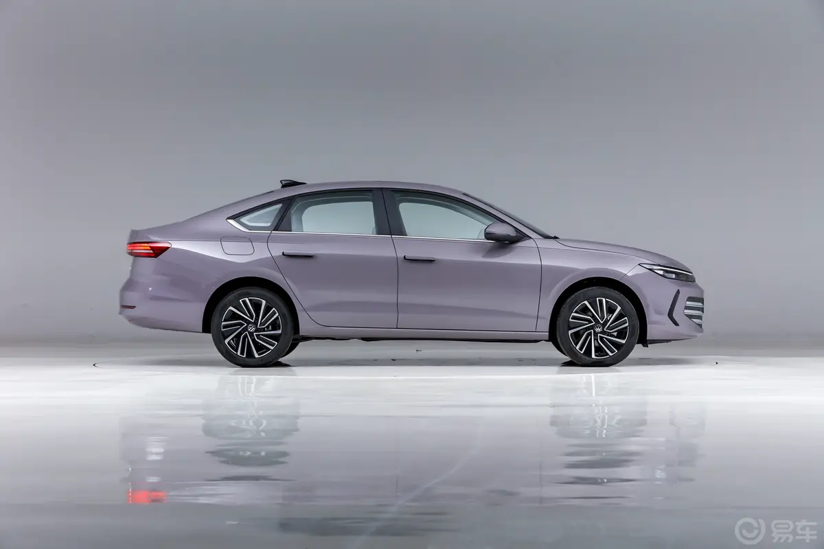 朗逸PRO 1.5T 经典版正侧车头向右水平