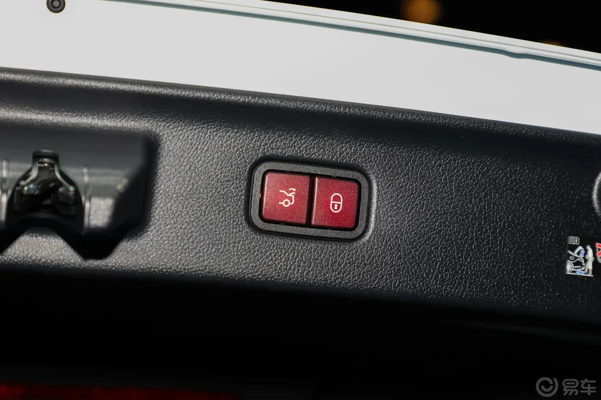 【迈巴赫S级S 680 4MATIC 至臻高定版电动尾门按键(手动扶手)图片-汽车图片大全】-易车