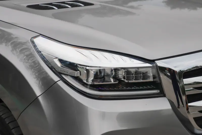 矩阵式的大灯造型看上去十分犀利，远近光灯标配了led光源，配置较为一般