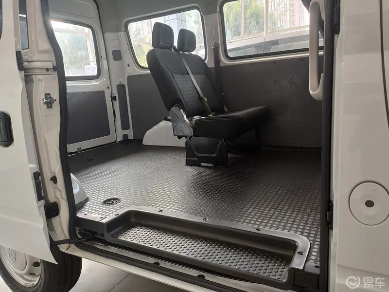 上通大通MAXU V80. 空间够大