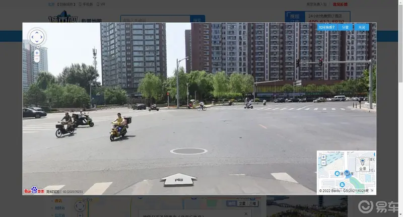 三岔路口，两个路口有红绿灯，一个没有，按交规应该怎么走呀？
