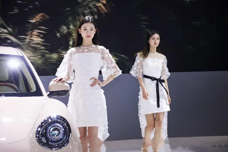 今日份车模小姐姐