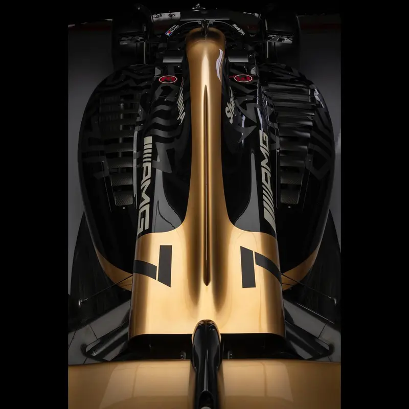 即将上映的 Apple Original Film 中的 APXGP 汽车 Ap