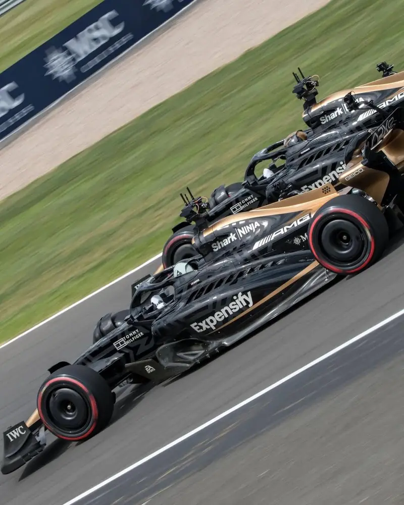 即将上映的 Apple Original Film 中的 APXGP 汽车 Ap