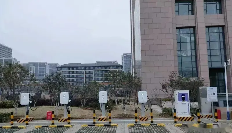 安徽省首座V2B示范充电站正式投入运营 近日，安徽省首座V2B充电站在合肥市包河
