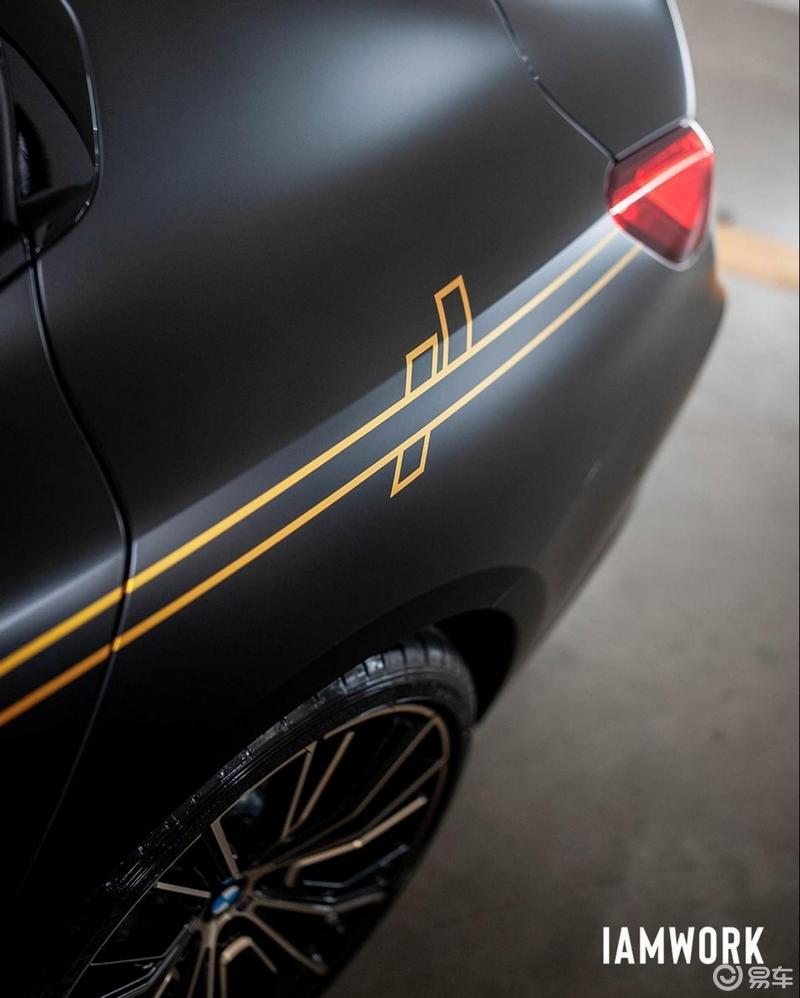 看到一辆黑色的 8 系车,磨砂车衣特别漂