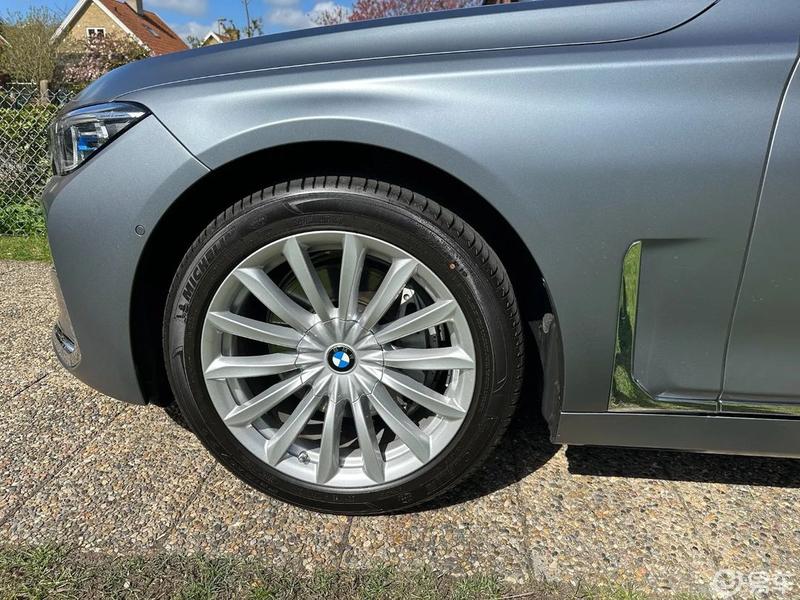 刚刚提到的磨砂银车身的730d停在路边,_宝马7系社区_易车社区