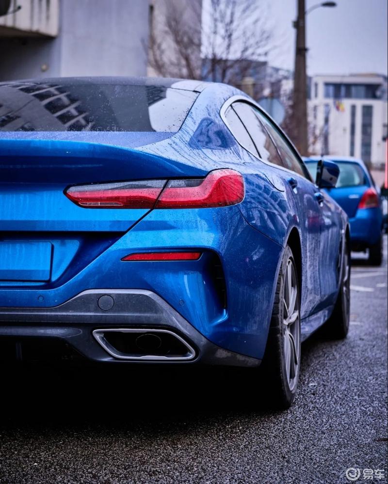 在路上偶遇一辆蓝色的 8 系,这是我最喜_宝马8系社区_易车社区