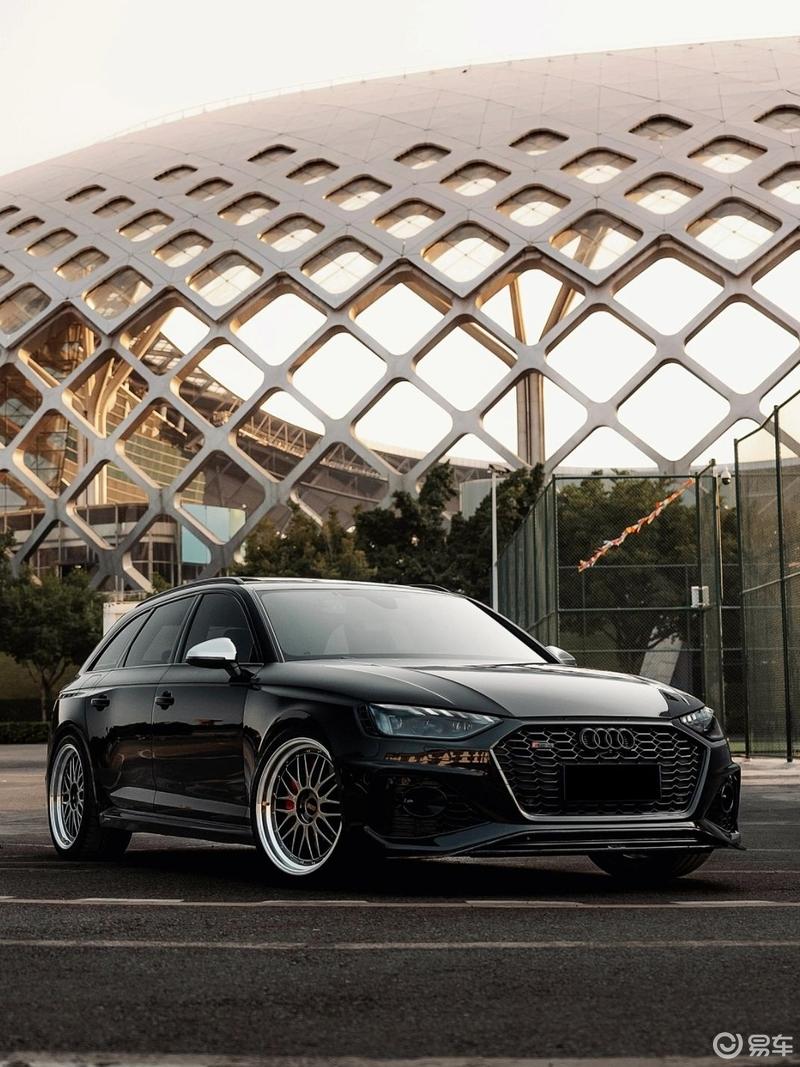 开车在城市里自驾游