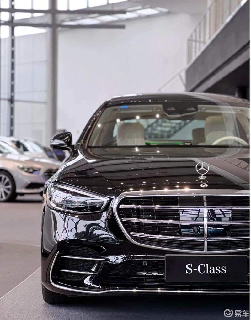巨大的奔驰立标伫立在车头,气场真的太强大