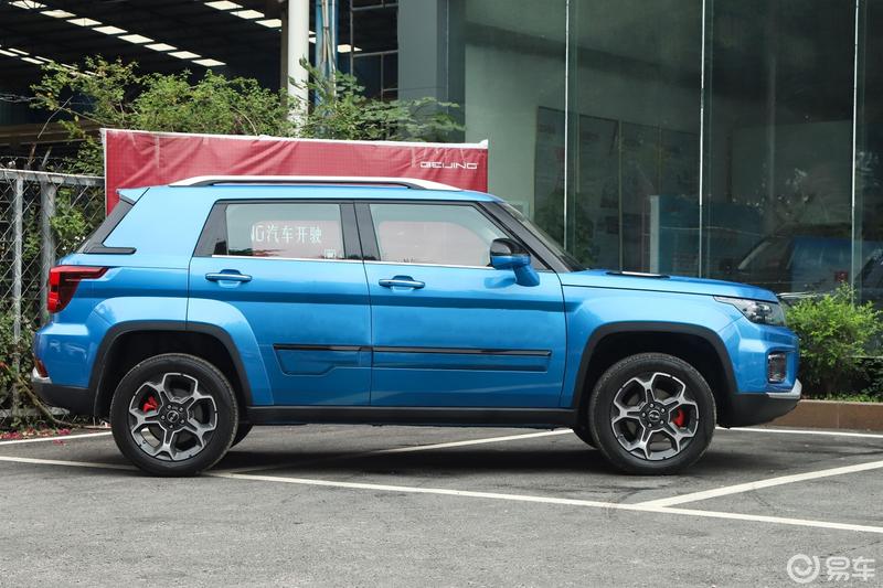 北京bj30,外观硬朗,内饰采用大屏