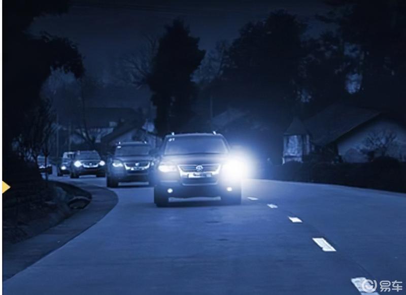 在夜间如何正确使用汽车灯光?