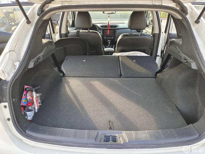 日产逍客suv后备箱