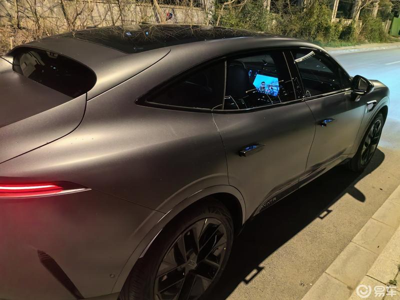 阿维塔11智驾体验与夜晚尾灯的独特魅力