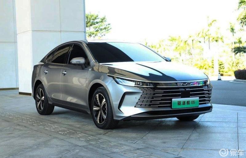 驱逐舰05荣耀版这款车是中型轿车中的引领